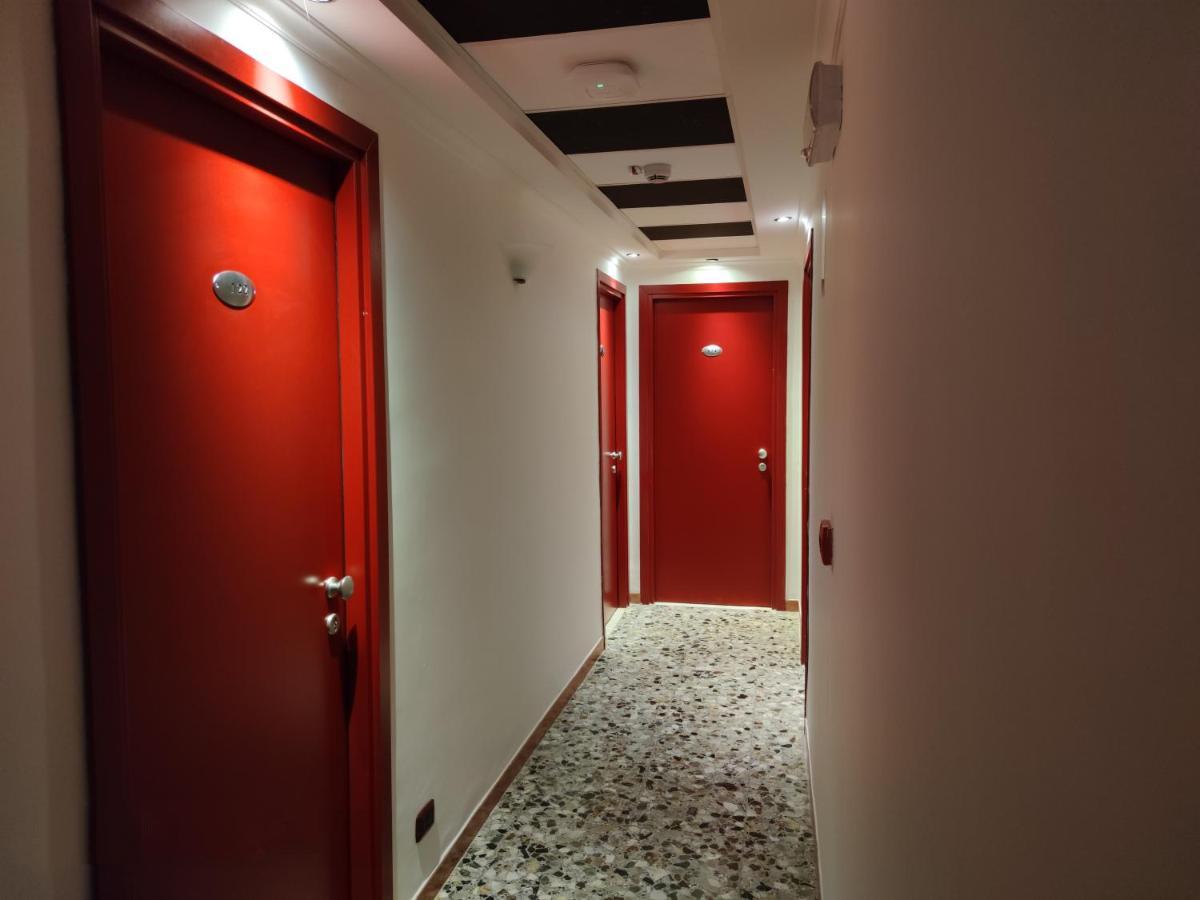 Alex & Lorenz Hotel Торваяника Экстерьер фото