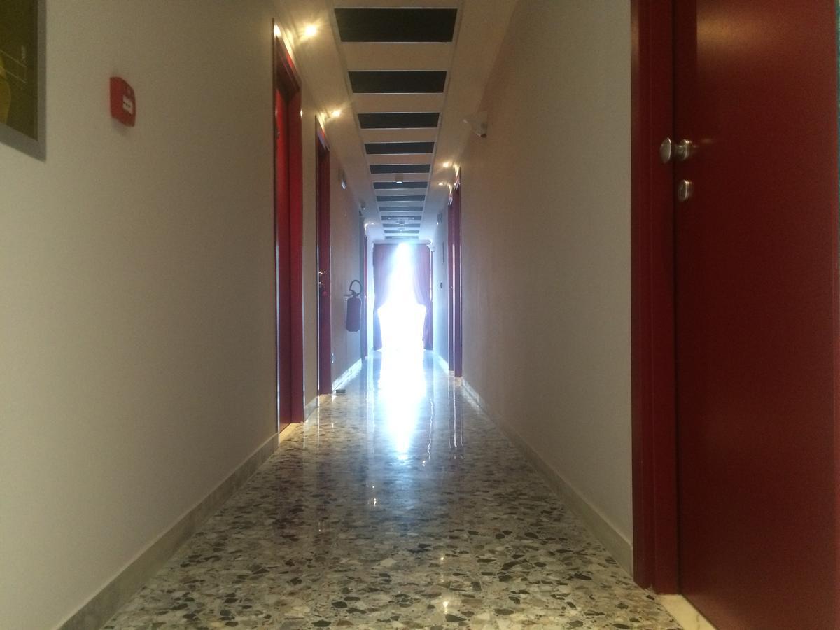 Alex & Lorenz Hotel Торваяника Экстерьер фото