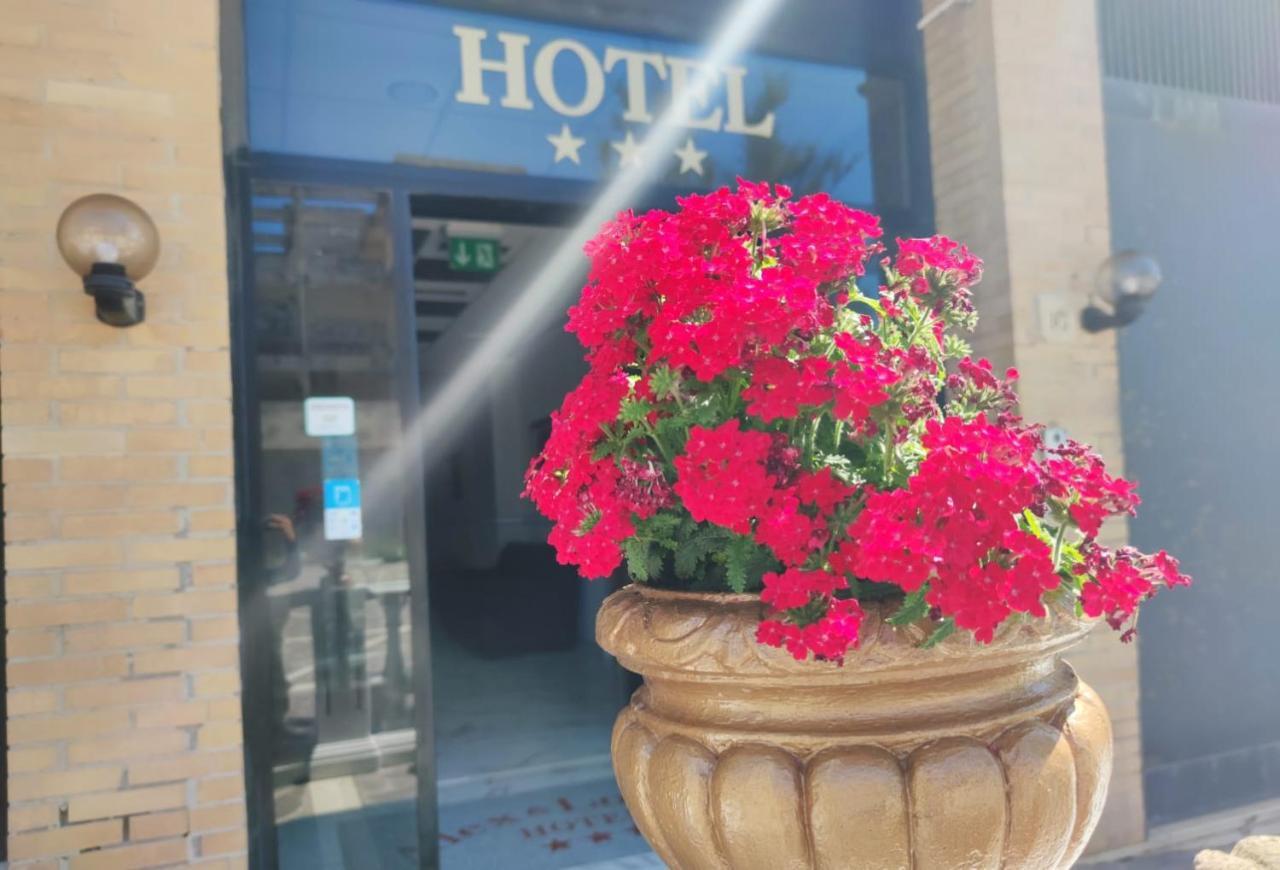 Alex & Lorenz Hotel Торваяника Экстерьер фото